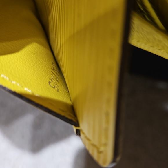 🥂SOLD🥂 Louis Vuitton Citron Epi Leather Bifold Wallet Silver w/Dustbag EUC - Picture 15 of 16